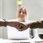 É hora de falarmos sobre o retorno ao trabalho presencial, como fica em 2022?