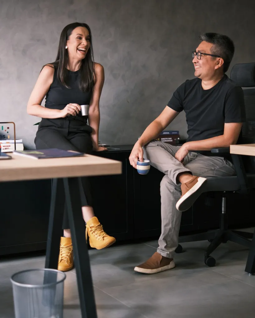 Noroara Moreira e Vicente Suzuki, sócios fundadores, no escritório